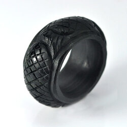 แหวนหยกสีดำแกะลายมังกร 66.65 กะรัตไซด์ 63