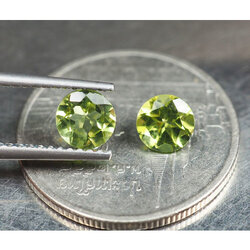 พลอยเพอริดอท (Peridot) 1.05 กะรัต 2 ชิ้น 5 มิล