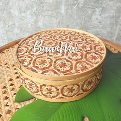 กล่องไม้ไผ่ ลายพิกุล ทรงกลม ขนาด 10 นิ้ว (สีน้ำตาล)