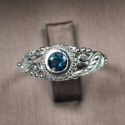 แหวนพลอยน้ำเงินลอนดอนโทปาส 4 มม.