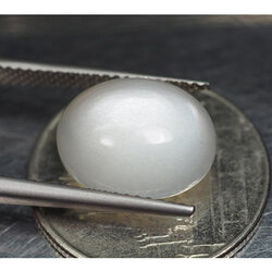 มูนสโตนหรือมุกดาหาร 6 กะรัตสีขาว