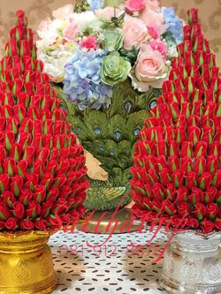 พานพุ่มดอกกุหลาบ ประดิษฐ์จากดิน [5.5 นิ้ว 2,500 บาท/คู่]