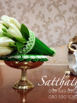 ชุดกรวยดอกจำปี พร้อมถาดใบตอง ประดิษฐ์จากดิน บนพานทองเหลือง - ดอกจำปี - White Champaka