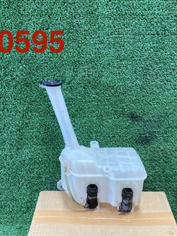 กระปุกฉีดน้ำกระจกหน้า พร้อมมอเตอร์ Toyota Yaris 2017-2020+แท้มือสอง