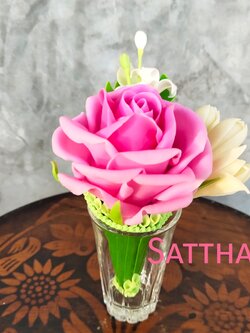 กรวยดอกกุหลาบผสมดอกไม้มงคล ประดิษฐ์จากดิน