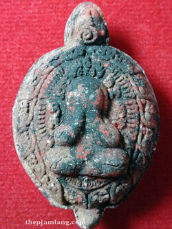 พญาเต่าเลือน(2) หลังพระปิดตาภควัมปติ รุ่น ขุมทรัพย์เขาอ้อ อาจารย์เปลี่ยน หัทยานนท์ เนื้อก้นครก ปี 2559