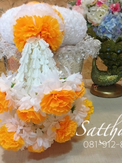 พวงมาลัยดอกมัมผ้า (ร้อยด้วยกลีบ) สีขาวผสมดอกดาวเรืองผ้าสีเหลืองส้ม - Fabric garland