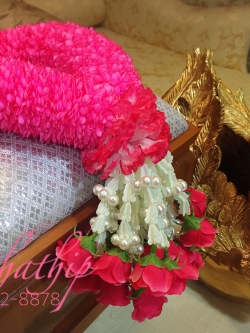 พวงมาลัยผ้า ดอกมัม (ร้อยด้วยกลีบ) สีชมพูบานเย็น - พวงมาลัยผ้า - Fabric garland