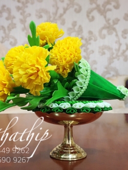 ชุดกรวยดอกดาวเรือง พร้อมถาดใบตอง ประดิษฐ์จากดิน บนพานทองเหลือง - ดอกดาวเรือง - Marigold