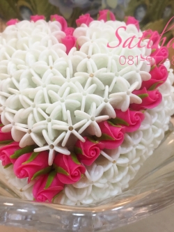 หัวใจดอกรักประดิษฐ์ (ปักดอกกุหลาบ ประดิษฐ์จากดิน)/ พานรับน้ำสังข์รูปหัวใจ/ พานรองแหวนหมั้น – ของชำร่วยงานแต่งงาน - Wedding souvenirs