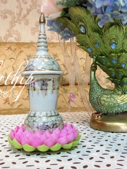 โกศอัฐิเซรามิก เคลือบมุก บนถาดบัว ประดิษฐ์จากดิน