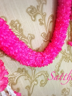 พวงมาลัยผ้าสองชาย [แบบตัดก้านดอก ร้อยแน่น 450 บาท/เมตร]