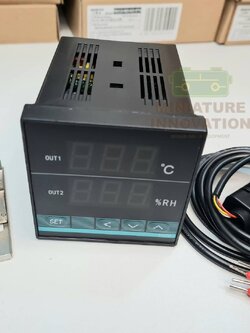 เครื่องควบคุมความชื้นและอุณหภูมิแบบดิจิตอล Digital temperature and humidity controller 72X72mm