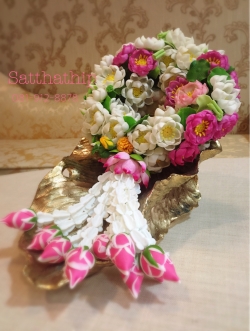 พวงมาลัยดอกบัวหลวง ประดิษฐ์จากดิน - Lotus garland
