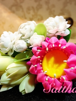 กรวยดอกบัวผสมดอกไม้มงคล ประดิษฐ์จากดิน