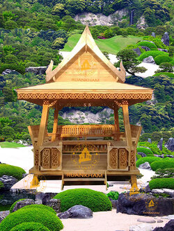 ( รหัส E2-รั้วรอบ ) ศาลา ไม้สัก สีด้าน หลังคาสีน้ำตาล ทรงไทย เสาเหลี่ยมเอียง มีประตูรั้วกั้นรอบเสา / ขนาด 2.40x2.240x3.00 เมตร