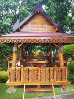 ( รหัส E2-Gรั้วรอบ ) ศาลา ไม้สัก สีเงา หลังคาสีน้ำตาล ทรงไทย เสากลมเอียง มีประตูรั้วกั้นรอบเสา / ขนาด 2.40x2.240x3.00 เมตร