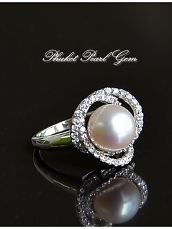 แหวนไข่มุกแท้ AAA ประดับเพชรสวิสเรียบหรู