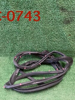 ยางขอบประตูหน้า L Toyota Revo/Fortuner 2005-2014+ แท้ศูนย์