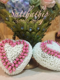 หัวใจดอกรักประดิษฐ์ (ปักดอกกุหลาบ ประดิษฐ์จากดิน)/ พานรับน้ำสังข์รูปหัวใจ/ พานรองแหวนหมั้น - ของชำร่วยงานแต่งงาน - Wedding souvenirs