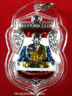 เหรียญเสมาหลวงปู่ทวด(2) รุ่นขุนพันธ์ (ขุนพันธ์ภาคแรก) เนื้อบรอน์นอก ชุบทองคำขาว ลงยาสีธงชาติ จีวรเหลือง ปี 2559