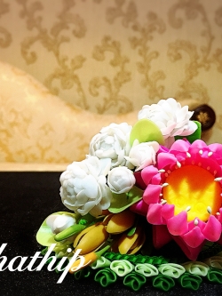 ชุดกรวยดอกบัวผสมดอกไม้มงคล บนถาดใบตอง ประดิษฐ์จากดิน