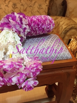 พวงมาลัยผ้า ดอกคาเนชั่น (ร้อยด้วยกลีบ) สีม่วงผสมขาว - พวงมาลัยผ้า - Fabric garland