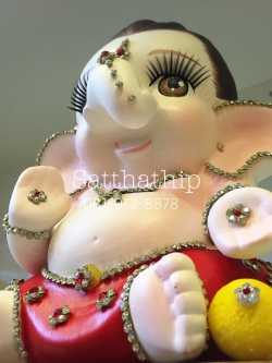 ขนมลาดูสำหรับถวายพระพิฆเนศ ประดิษฐ์จากดิน ประดับคริสตัล - Laddu