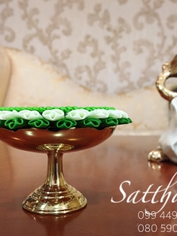 ถาดใบตอง ประดิษฐ์จากดิน บนพานทองเหลือง - พานใบตอง - Tray