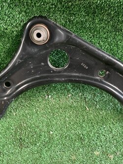 ปีกนกบน L+R Nissan Mrach 2010-13