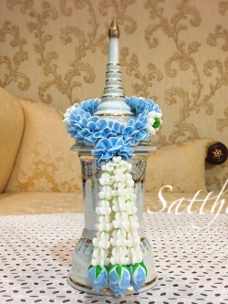 โกศอัฐิเซรามิก เคลือบมุก พร้อมพวงมาลัยประดิษฐ์จากดิน