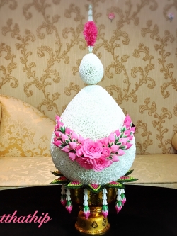 พานพุ่มดอกรัก/พานพุ่มดอกรักประดิษฐ์ (พลาสติก) ประดับช่อเอื้อง และยอดกลีบกุหลาบผ้า - Phan bush