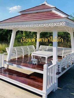( รหัส D1/3.ขาว รบ.ม้า ) แหย่งนั่งพื้นไม้สักสีขาว หลังคาสีน้ำตาล พนักพิง 3 ด้าน มีระเบียง 60 ซม. / ขนาด 2.50x2.50x3.00 เมตร