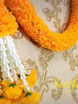 พวงมาลัยผ้าสองชาย [แบบตัดก้านดอก ร้อยแน่น 450 บาท/เมตร]