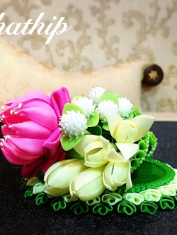 ชุดกรวยดอกบัวผสมดอกไม้มงคล บนถาดใบตอง ประดิษฐ์จากดิน