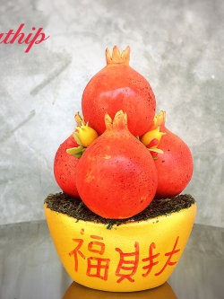 ทับทิม ประดิษฐ์จากดิน กระถางก้อนทอง/ ผลไม้มงคล ประดิษฐ์จากดิน กระถางก้อนทอง *ตัวหนังสือจีน แปลว่า ร่ำรวย โชคลาภ