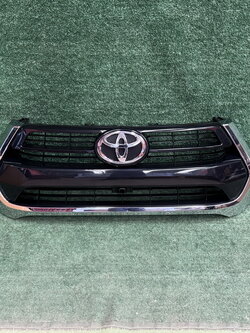 กระจังหน้า โครเมี่ยม มีรูกล้อง Toyota Revo 2020-2024