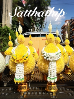 พานพุ่มดอกรัก/พานพุ่มดอกรักประดิษฐ์ (พลาสติก) ประดับช่อเอื้อง และยอดกลีบกุหลาบผ้า - Phan bush