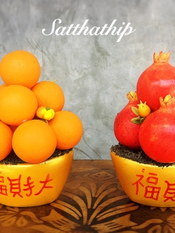 ชุดกระถางก้อนทองส้มผสมฟักเงิน,ฟักทอง และทับทิมประดิษฐ์จากดิน ผลไม้มงคล ประดิษฐ์จากดิน กระถางก้อนทอง *ตัวหนังสือจีน แปลว่า ร่ำรวย โชคลาภ