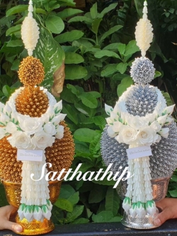 พานพุ่มเงิน, ทอง/พานพุ่มดอกรัก/พานพุ่มดอกรักประดิษฐ์ (พลาสติก) ประดับช่อเอื้อง และยอดกลีบกุหลาบผ้า - Phan bush