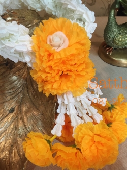 พวงมาลัยดอกรักพลาสติก