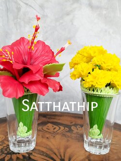 ชุดกรวยดอกชบา 5 ดอก และดอกดาวเรือง 9 ดอก ประดิษฐ์จากดิน