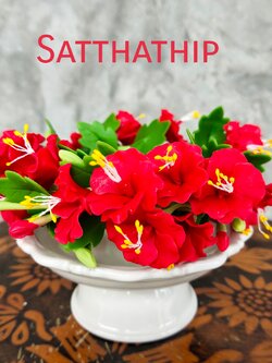 ชุดพวงมาลัยดอกชบา ประดิษฐ์จากดิน พร้อมพานเซรามิก