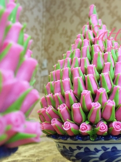 พานพุ่มดอกกุหลาบ - พานพุ่มดอกกุหลาบ (สีชมพู) ประดิษฐ์จากดิน - Rose Flower - Phan bush