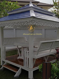 ( รหัส B2-กั้นเสา ) ศาลา ไม้สัก สีขาว คาน้ำเงิน2ชั้น พิงหลังตั้ง มีกั้นข้างเสาหน้า / ขนาด 2.00x2.00x3.00 เมตร