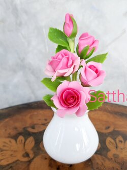 แจกันดอกกุหลาบ สีชมพู ประดิษฐ์จากดิน