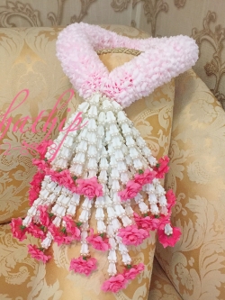 พวงมาลัยผ้า ดอกมัม (ร้อยด้วยกลีบ) สีชมพูอ่อน (เพิ่มลักษณะพิเศษด้วยชายดอกไม้มุกพลาสติก) - พวงมาลัยผ้า - Fabric garland