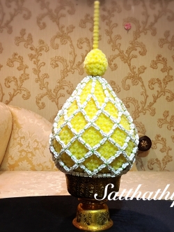 พานพุ่มดอกบานไม่รู้โรย คลุมตาข่ายดอกรักประดิษฐ์ - Phan bush