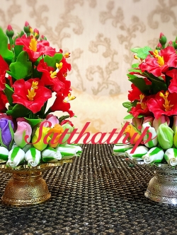 พานพุ่มดอกชบาสีฟ้าผสมดอกบานไม่รู้โรยสีขาว ประดิษฐ์จากดิน - Phan bush