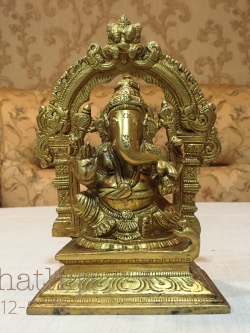 พระพิฆเณศปางสัมปทายะคเณศ (ทองเหลือง) ผลิตและนำเข้าจากอินเดีย - Ganesha: Lord of Success